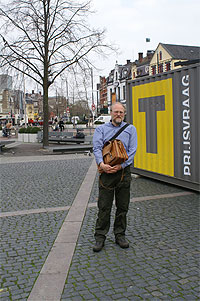 Henk Kuyper naast een T-bak