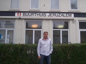 Hans Smolders voor het buurthuis in Jeruzalem